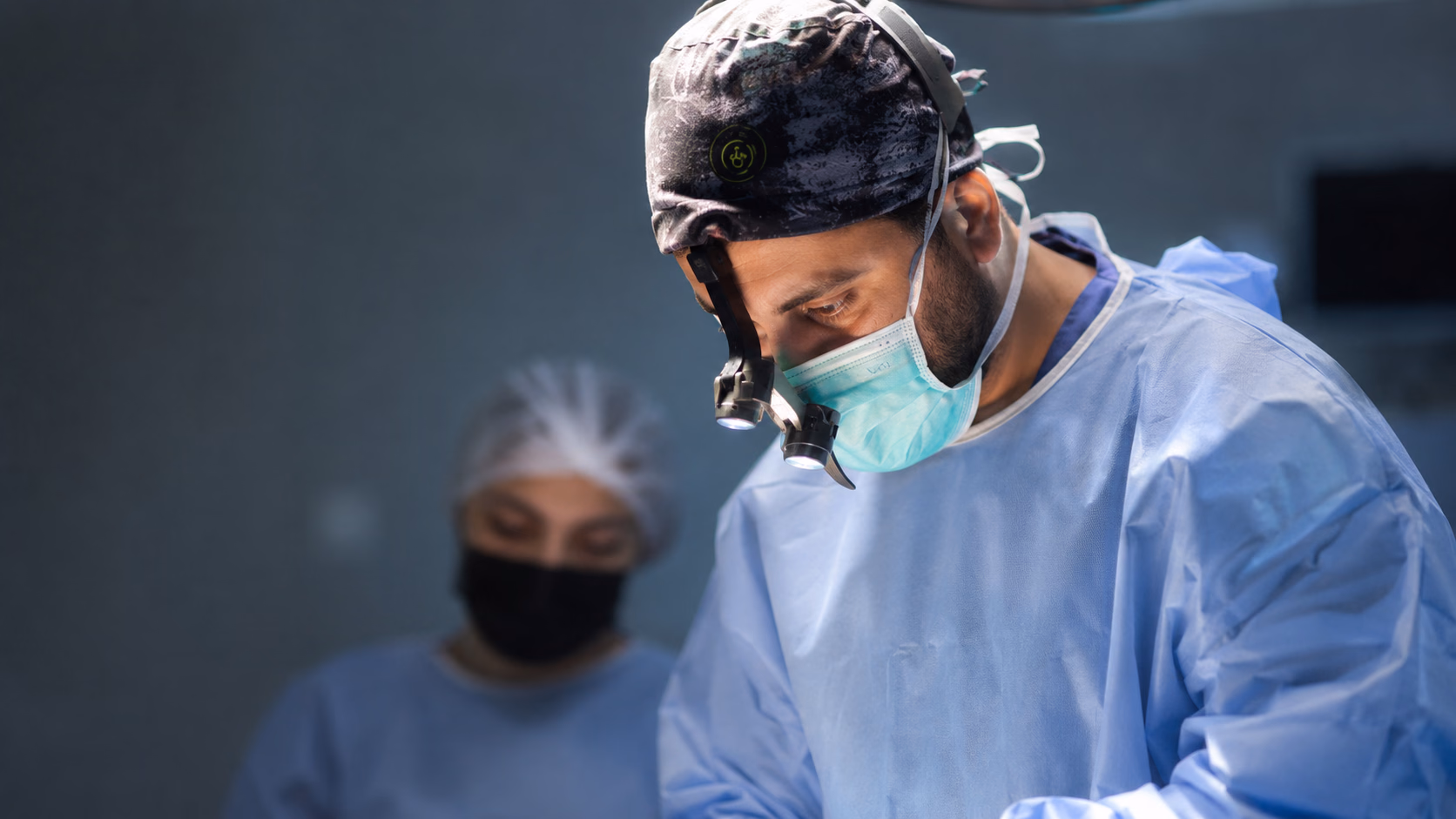 Op. Dr. Cem Özlük ameliyat sırasında